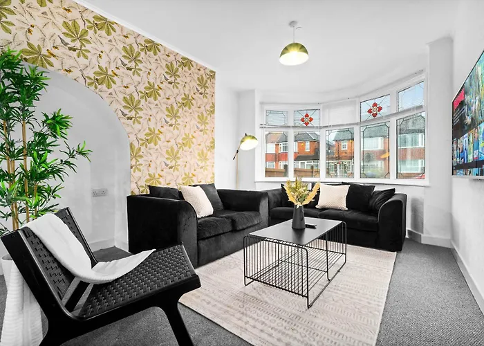 Stylish 3 Bedroom House - Parking - Garden - Great Barr - Netflix - Top Rated -121J